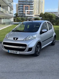 Peugeot 107 1.0 Gasolina  68 cv  Ecran CarPlay  Estofos Especiais  Poucos Km
