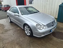 Mercedes CLK et lots a marchands