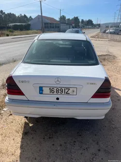 Mercedes-Benz C 200 Diesel bom estado pneus novos tudo em dia