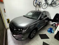 MITSUBISHI Outlander PHEV Kaiteki+ 4WD