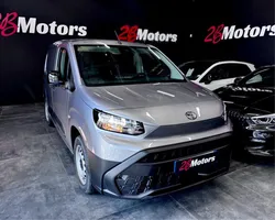 20.825HT•Toyota ProAce City Médium DYNAMIC 1.5 D-4D 131ch EAT8•3 Places•Porte latérale•Caméra•Radars•CARPLAY•Clim auto•Protection Coffre Bois•TVA RÉCUPÉRABLE