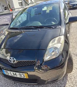 Toyota Yaris 1.0 i    com Ac    ( Viatura  Nacional )