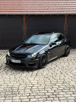 Mercedes C63 AMG W204 Phase 2 – Full Black – Keyless Go – Toit ouvrant – Harman Kardon – Sièges Performance AMG – Camera - 153 500 km