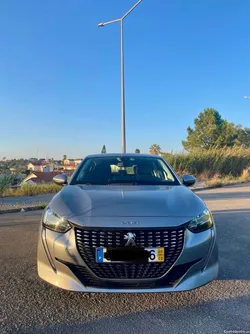 Peugeot 208 .