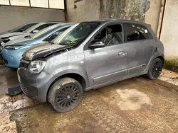 Renault twingo electrique urban night accidente
