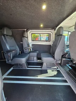 Ford custom aménagé, 2 sièges avant pivotants + 3 sièges arrière sur rail