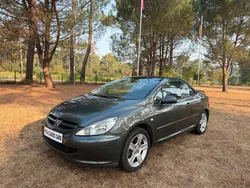 Peugeot 307 CC 2L 136CV essence. En bel état. Grosse révision fate dans notre atelier. Courroie de distribution, pompe à eau, courroie accessoire, vidange moteur, tous les filtres, disque et plaquette
