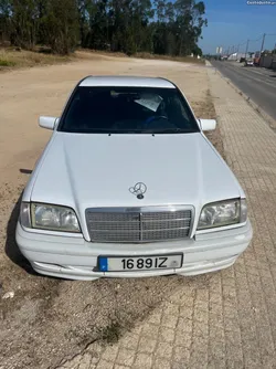 Mercedes-Benz C 200 Diesel nacional pneus novos tudo em dia