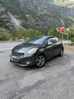 Peugeot 208 1.6 E-HDI 92 ch FELINE
