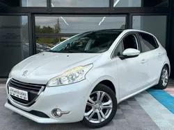Peugeot 208 1.6 Hdi 92ch Allure avec toit panoramique