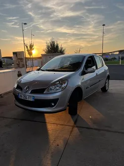 Clio 3 avec Facture et Carnet d’entretien ✅carte grise offert
