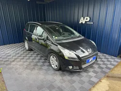 PEUGEOT 5008 1.6 e-HDi BMP6 115 cv - TOIT PANORAMIQUE - CLIMATISATION AUTOMATIQUE - AFFICHAGE TÊTE HAUTE