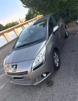 Voiture Peugeot 5008 2011
