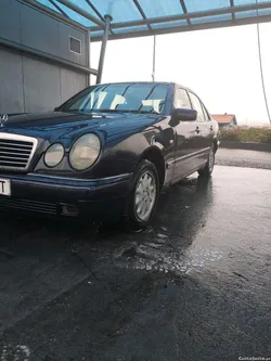 Mercedes-Benz E 200 4 portas