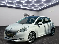 Peugeot 208 Allure 5 Portes 1.4 HDi 75cv {TOIT PANO - KIT DISTRIBUTION OK - SUIVI COMPLET - CLIM AUTO}