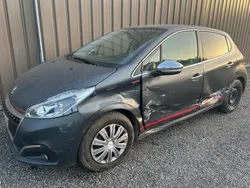 208 essence de 2015 avec 84000kms (accidentée lateral gauche)