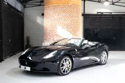 Ferrari California V8 4.3L 460 CH (Nero Daytona, Jantes Diamant Sport 20", Caméra de recul...)
