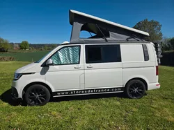Fourgon van Volkswagen Transporter T6.1 aménagé camping car avec toit relevable (type california)