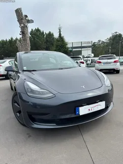 Tesla Model 3 ...
