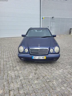 Mercedes-Benz E 220 D em exelente estado geral livro revisões