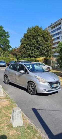 Peugeot 208 1.2 vti 82 ch gps