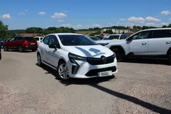 Renault CLIO VI EVOLUTION DIESEL BLUEDCI 100 CV BOITE 6V GPS 3D USB CLIM ABS BLUETOOTH FULL LEDS