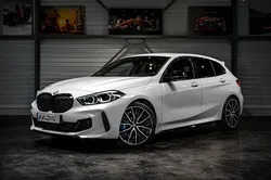 BMW SÉRIE 1 M135i (F40) xDrive 2.0 306ch BVA8 / Alpine White / Immat FR / Harman Kardon / HUD / Sièges chauffants / Jantes 552M