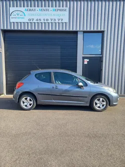 Peugeot 207 essence 1.4 L - 75CV Année 2008 avec seulement 124 000 KM entretenu suivi clim