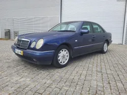 Mercedes-Benz E 220 D em exelente estado geral livro revisões