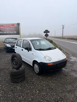 Daewoo Matiz PREMIER MAIN 52.000km d’origine, moteur 800cm3 essence, 2008 , très très économique, radio Cd KENWOOD Aux, 2 clés , PACK HIVER, supplémentaire 4 jantes avec 4 pneus hiver, révision fait