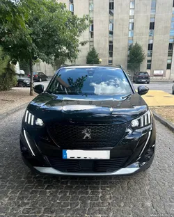 Peugeot e-2008 autonomia de 300 km