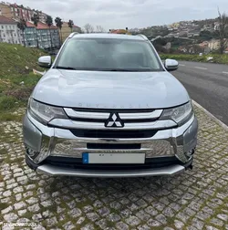 Mitsubishi Outlander 2.2 DI-D Instyle Navi Black Edition