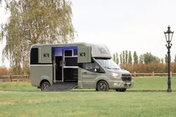 Camion chevaux Ford transit Krismar 3 places assises stalles