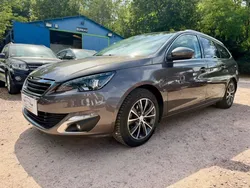 Peugeot 308 sw 1.2l essence 130cv finition allure 263.000kms 09/2014 toit panoramique siège cuir chauffant feux de jour a led écran tactile gps bluetooth aide au stationnement attelage