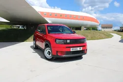 Fiat GRANDE PANDA ELECTRIQUE 113 CV RED COLOR FULL LED GPS CARPLAY I-COKPIT RÉGULATEUR BOITE AUTO