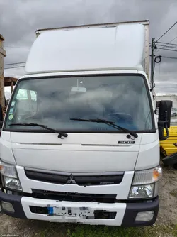 Mitsubishi  Fuso com plataforma