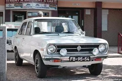 Nissan 1200 sedan 4 portas