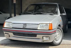 Peugeot 205 GTI 1.6 105cv - GRIS FUTURA - SEMI CUIR - VITRES ÉLECTRIQUES