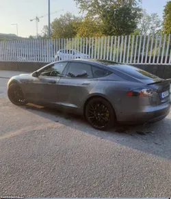 Tesla Model S 85 D