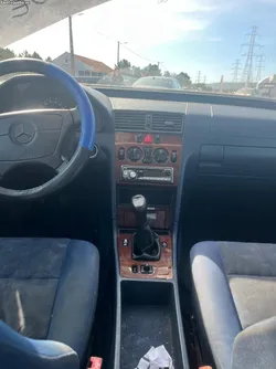 Mercedes-Benz C 200 Diesel nacional pneus novos tudo em dia