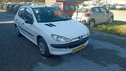 Peugeot 206 essence 4 cv idéal pour les jeunes conducteurs