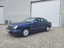 Mercedes-Benz E 220 D em exelente estado geral livro revisões