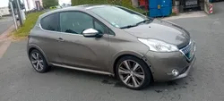 Peugeot 208 1.6 hdi 115 cv finition xy