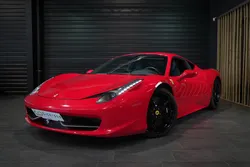 Ferrari 458 Italia / 4.5L V8 – 2010 / SUIVI FERRARI / ROSSO CORSA / ÉCUSSONS SCUDERIA / CAVALLINO
