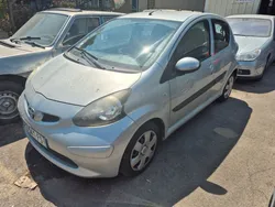 Toyota aygo 5 portes clim glaces électriques bon etat