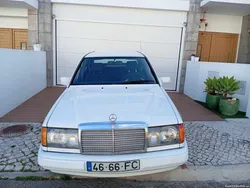 Mercedes-Benz 200 W124 Motor OM601912 em bom estado.
