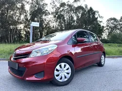 Toyota Yaris 1.0 Confort Mt Novo, Livro Revisoes