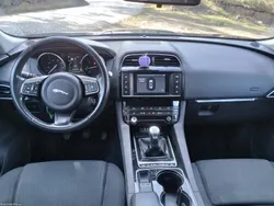 Jaguar F-Pace 2.0 i 4D Prestige - CX. Manual - GPS - Camara Marcha Tras - Classe 1 Portagens - DISTRIBUIÇAO NOVA