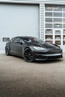 TESLA Model S Tri-Motor Plaid 1020ch | Français • Volant Yoke • Jantes Arachnid 21” • Covering Noir Mat Neuf