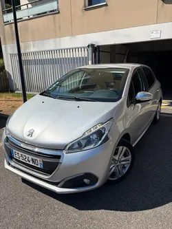 Peugeot 208 style 1.2 vti 82 cv révisée contrôle technique ok